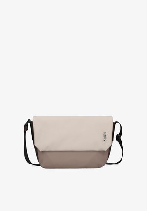 Zweifarbige beige und taupe Umhängetasche mit verstellbarem schwarzem Schulterriemen und kleinem vertikalem Logo auf der Klappe.