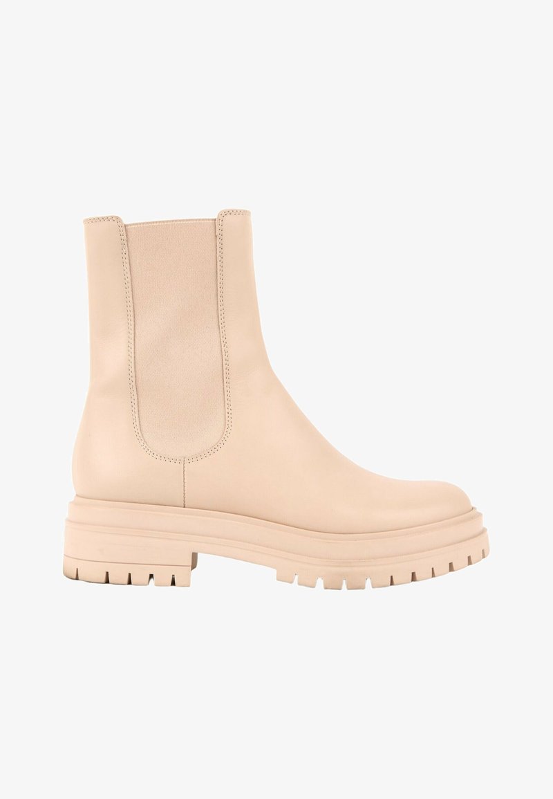 Bottine beige en cuir avec semelle épaisse et panneaux latéraux élastiques, conçue pour un usage décontracté ou à la mode.