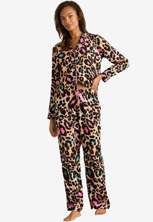 Pj-sæt med leopardmønster, der har en langærmet jakke med krave og matchende bukser med elastisk talje, i nuancer af brun, pink og teal.