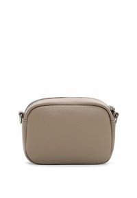 Sac bandoulière en cuir beige avec une forme arrondie, une surface texturée, une fermeture éclair et des accents en métal sur les côtés.
