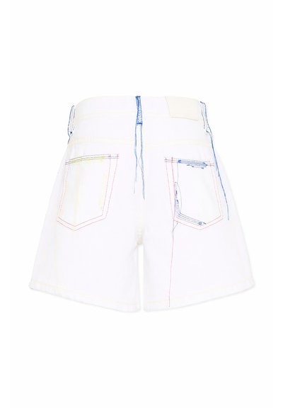 Short en denim blanc à taille haute avec deux poches arrière présentant des coutures contrastantes colorées en rouge, bleu et jaune.