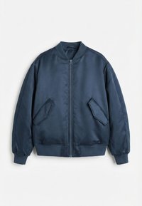 Μπουφάν μπλέ ναυτικό bomber με φερμουάρ μπροστά, ριμπ γιακά, μανσέτες και τελείωμα, και δύο κεκλιμένες τσέπες με καπάκι σε λευκό φόντο.