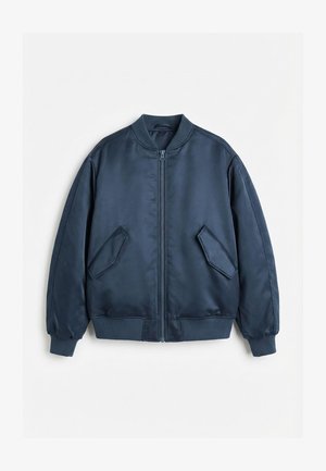 Bomber jakna mornarsko modre barve z zadrgo spredaj, rebrastim ovratnikom, manšetami in spodnjim robom ter dvema poševnima žepoma s pokrovom na belem ozadju.