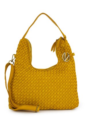 Gelbe Ledertasche mit gewebter Textur, doppelten Griffen, Reißverschlussverschlüssen und einem runden silbernen Anhänger oben rechts.