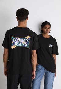 Tommy Jeans FLOWER POWER TEE UNISEX - Camiseta estampada - black
