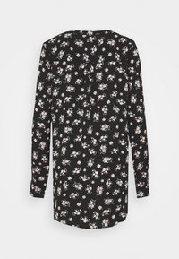 Blusa nera a maniche lunghe con stampa floreale. Presenta piccoli fiori rosa e foglie verdi, tessuto morbido, orlo arrotondato e dettaglio con bottoni sul retro.
