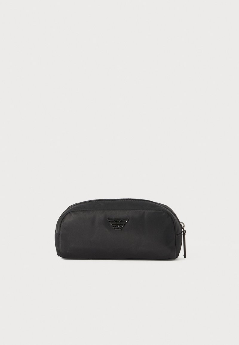 Borsa cosmetica nera realizzata in nylon, con forma arrotondata, chiusura con zip e accentuazione del logo sul davanti. Texture liscia.