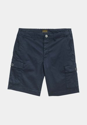 Pantalones cortos cargo azul marino hechos de una tela ligera, que cuentan con dos bolsillos laterales y un bolsillo cargo abotonado en la pierna derecha.