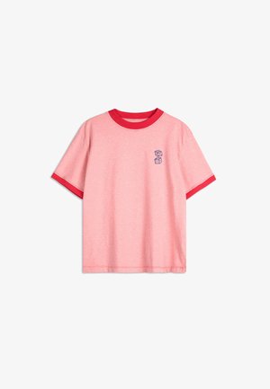 Rosa kortärmad t-shirt med en röd ribbad krage och ärmkanter. Har en liten grafik av två tärningar på bröstet.