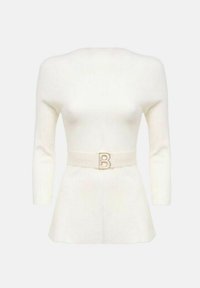 Top bianco a maniche lunghe con bodice aderente e orlo svasato, dotato di una cintura con una distintiva fibbia a forma di 'B'. Texture liscia.