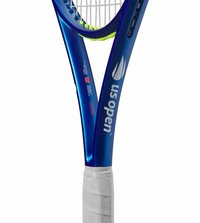 Blaue Tennisschläger mit glänzender Oberfläche, ausgestattet mit einem weißen "US Open"-Logo und einem schwarzen Griff. Der Schlägerkopf ist mit neongelben Saiten bespannt.