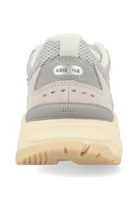 Lichtgrijze sneaker met een bovenwerk van mesh en suède accenten, met een afgeronde hak, een contrasterende crèmekleurige zool en reflecterende logodetails.