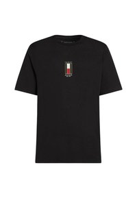 T-shirt in cotone nero con un piccolo logo ricamato in rosso, bianco e blu sul petto. Maniche corte e design a vestibilità standard.