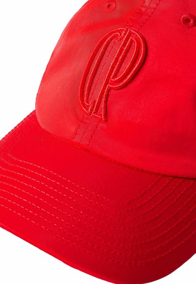Gorra de béisbol de algodón roja con visera curva, con un logotipo bordado en relieve en la parte frontal y costuras en contraste en la visera.