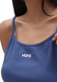 Débardeur bleu côtelé avec des bretelles fines et un col rond, arborant le logo blanc "vans" brodé sur le devant.