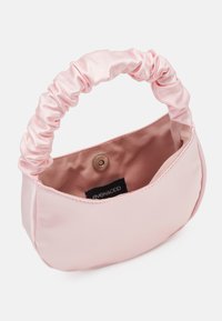 Petit sac à main en satin rose avec une poignée froncée, une forme arrondie et une fermeture à bouton-pression métallique. L'intérieur comporte une étiquette de marque.