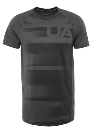 Dunkelgraues kurzärmliges Sportshirt mit dezenten horizontalen Streifen und einem großen "UA"-Logo auf der oberen Brust.