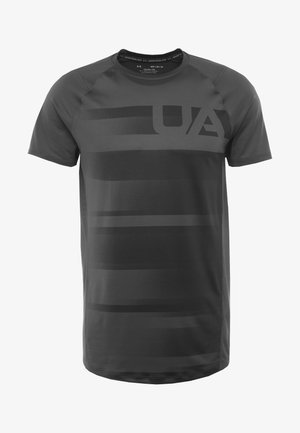 T-shirt de sport gris foncé à manches courtes avec de fines rayures horizontales et un grand logo "UA" sur le haut de la poitrine.