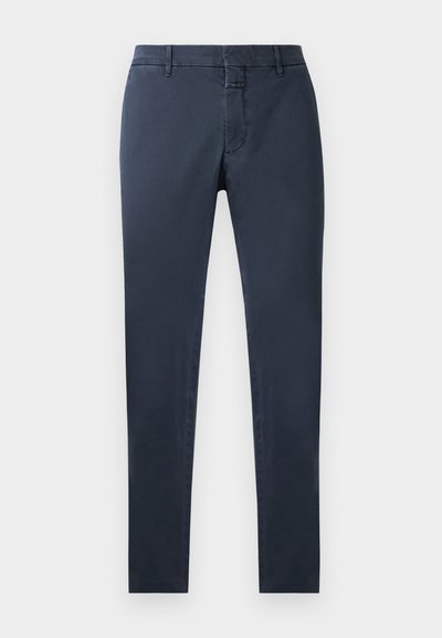 Granatowe spodnie o dopasowanym kroju, wykonane z mieszanki bawełny. Posiadają standardowy pas, zamek błyskawiczny z przodu oraz kieszenie boczne.