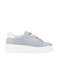 Basket bleue clair en daim avec des accents blancs, un design à lacets avec des lacets en tissu multicolores, et une semelle épaisse et blanche.