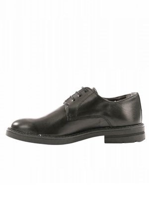 Scarpa da uomo in pelle nera con finitura liscia, punta tonda e cinque asole per i lacci. Presenta una suola piatta e cuciture sottili di accento.
