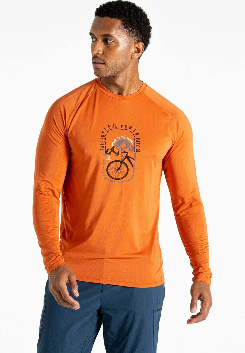 Langärmliges, orangefarbenes Sporthemd mit einem aufgedruckten Fahrradgrafik und Text, aus leichtem, feuchtigkeitsableitendem Material.