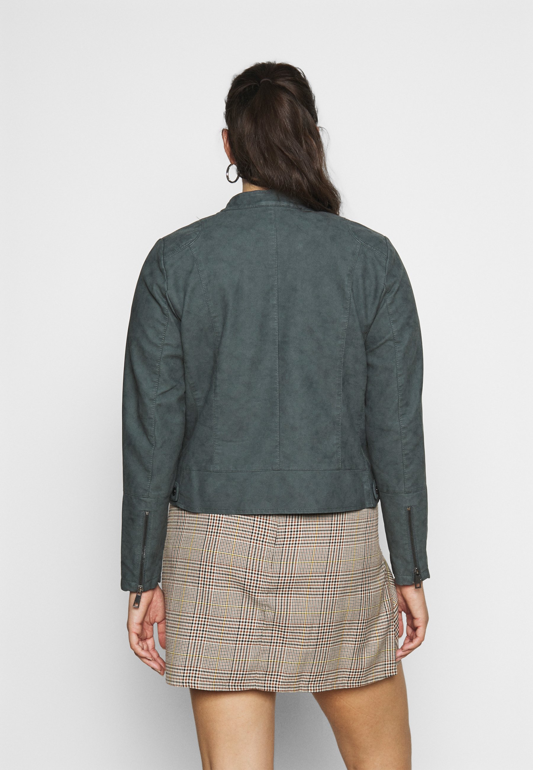 Zizzi MISABELLA JACKET Imitert skinnjakke greygrå Zizzi MISABELLA JACKET Imitert skinnjakke greygrå