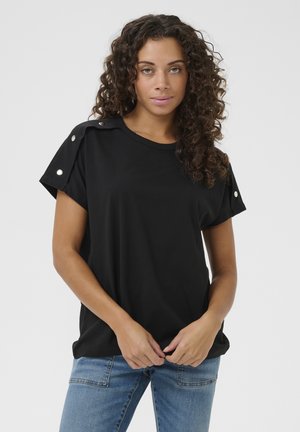 Zwart T-shirt met korte mouwen van zacht katoen. Kenmerkt zich door drukknoopaccenten op de schouders en een relaxte pasvorm, aangevuld met een ronde halslijn.