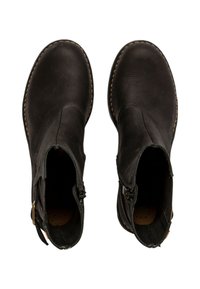 Botas de cuero negro hasta el tobillo con una textura suave, cremalleras laterales y un detalle de costura en contraste alrededor de los bordes.