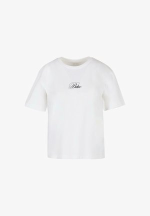 Fehér pamut póló rövid ujjakkal, kerek nyakkivágással és a "Babe" szóval ellátott fekete írásos logóval az elején.