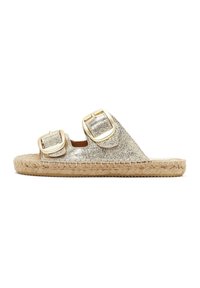 Gouden metalen espadrille-slippers met twee oversized gespen, een geweven jute zool en een vlak profiel. Gladde textuur met een glanzende afwerking.