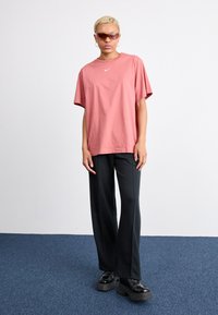Nike Sportswear TEE - Βασικό μπλουζάκι - canyon pink