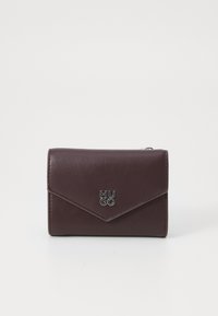 Donker bordeauxleren portemonnee met een klepsluiting, zilveren logo-accent en een gladde textuur. Compact rechthoekig formaat voor gebruiksgemak.