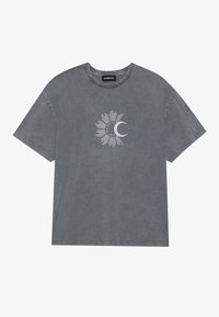 Graues Baumwoll-T-Shirt mit kurzen Ärmeln, unregelmäßiger Textur und einem Grafikdesign aus Sonnenstrahlen und einem weißen Halbmond in der Mitte.