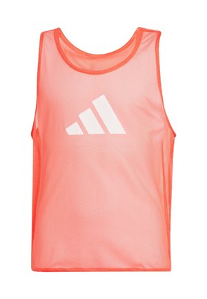 Helles korallenfarbenes ärmelloses Mesh-Sporttrikot mit weißem Drei-Streifen-Logo, das vorne zentriert ist.