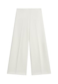 Białe szerokie spodnie z gładkiego materiału, z dwoma przednimi zakładkami, wysokim stanem oraz czystym, bezszwowym wykończeniem.