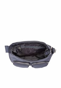 Bolsa de tela azul marino con exterior liso, doble cremallera y un bolsillo interior. Cuenta con costuras elegantes y un forro con un sutil patrón de logotipos.
