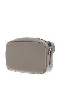 Trousse de toilette en cuir gris à texture lisse, de forme rectangulaire, avec un détail de fermeture éclair argentée. Dispose d'une poignée latérale pour un transport facile.