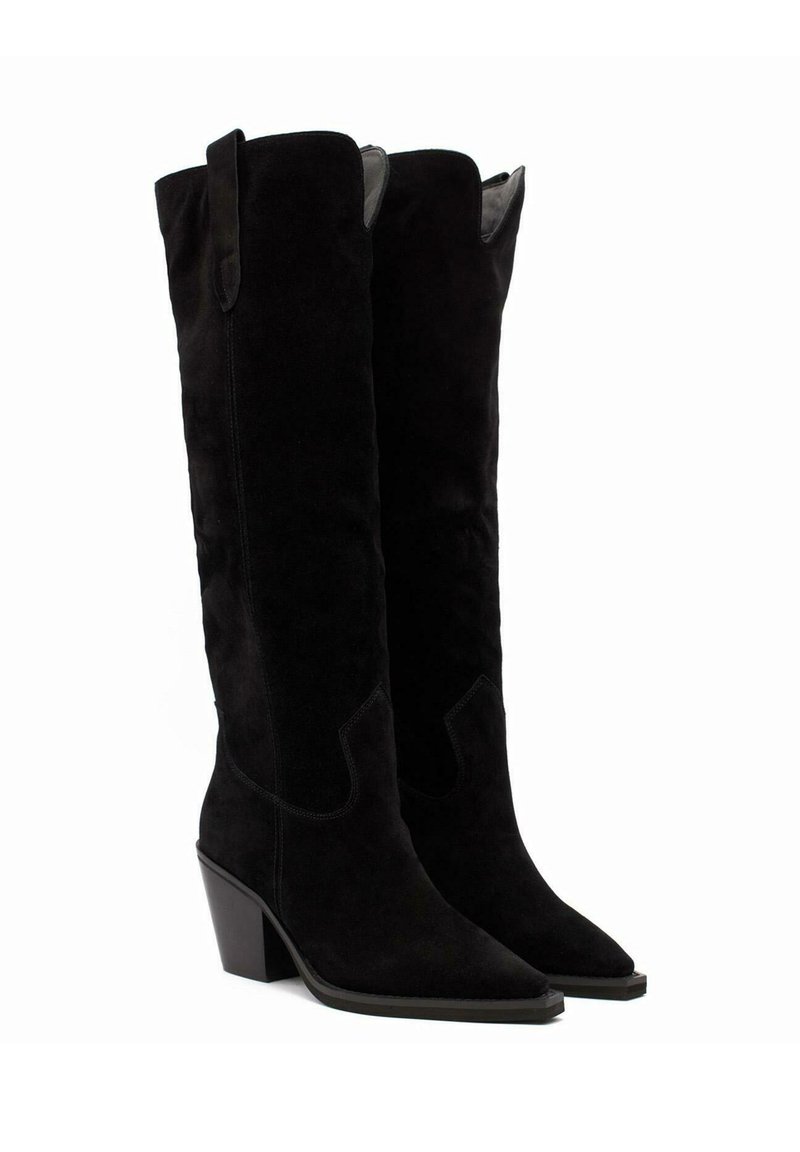 Czarne zamszowe kozaki za kolano z szpiczastym noskiem, kwadratowym obcasem i bocznymi uchwytami; gładka faktura i proste przeszycia.