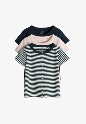 Trois chemises à manches courtes en tricot côtelé pour enfants, empilées ; rayé noir, rose clair et bleu foncé uni, toutes avec un col rond et des boutons à l'avant.