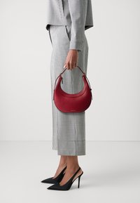 Coccinelle WHISPER - Rankinė - sangria
