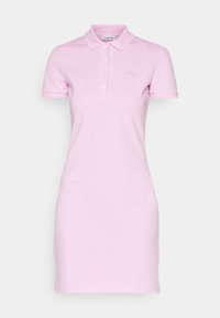 Robe polo en coton rose clair, avec un col classique, des manches courtes et une patte de boutonnage à trois boutons ; comprend un détail de logo brodé.