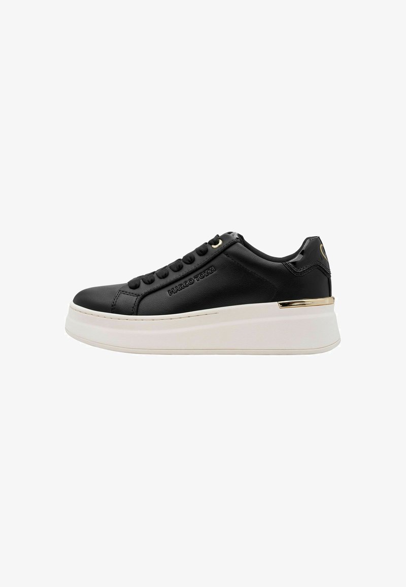 Baskets en cuir noir avec une semelle plateforme épaisse blanche, des accents dorés et des lacets noirs. Logo de la marque visible sur le côté.