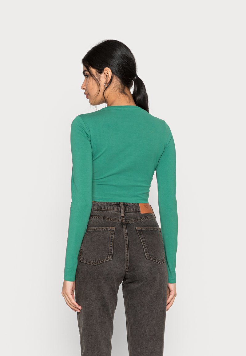 Damen T-Shirts | Weekday MINI LONGSLEEVE 2 PACK Langarmshirt green medium + black/grün - KF12751 Damen T-Shirts | Weekday MINI LONGSLEEVE 2 PACK Langarmshirt green medium + black/grün - KF12751