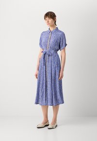 Vestido midi azul com um padrão desenhado, mangas curtas, frente com botões e um cinto na cintura. Tecido suave com uma saia fluida.