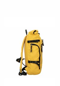 Gelber Rucksack mit Rolltop-Design, schwarzen Trägern, mehreren Reißverschlusstaschen und einem strukturierten Netz-Seitenelement.