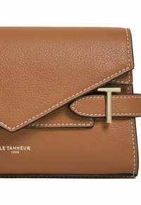 Sac à main en cuir marron avec une finition texturée, fermeture à rabat angulaire, accents en métal doré et surpiqûres blanches contrastantes. Logo embossé à l'avant.