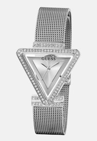Sølv trekantet ur med mesh rem, en hvid urskive og krystal accenter omkring bezelen og ved remens forbindelsespunkter.