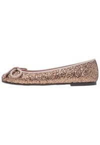 Bailarinas en tono oro rosa brillante con puntera redonda, que presentan un lazo de cuerda y un forro interior suave, montadas sobre una suela negra.