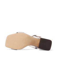 Sandal con tacco alto, caratterizzata da una suola beige, una fascia testurizzata e un tacco quadrato. Il design include una forma elegante e una cinghia alla caviglia regolabile.
